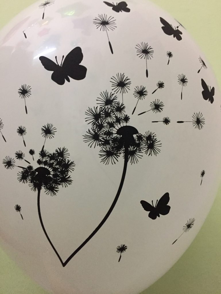 Wir vermissen dich - Schmetterlinge und Pusteblume Rückseite - weißer Latexballon mit schwarzen Motiven
