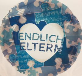 Endlich Eltern - blauer runder Folienballon zur Geburt eines Jungen