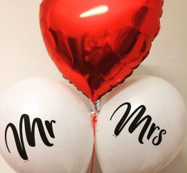 zur Hochzeit - rotes Folienherz und dazu zwei weiße Ballons mit den Aufschriften Mr und Mrs