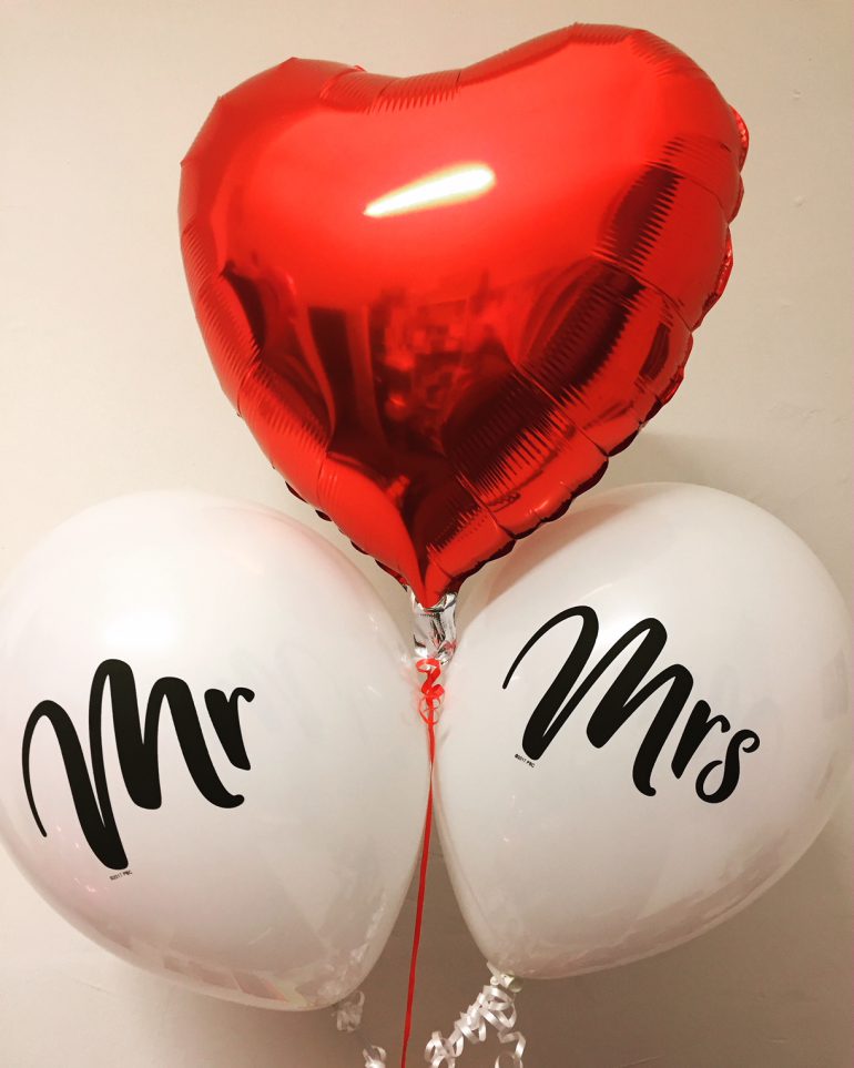 zur Hochzeit - rotes Folienherz und dazu zwei weiße Ballons mit den Aufschriften Mr und Mrs