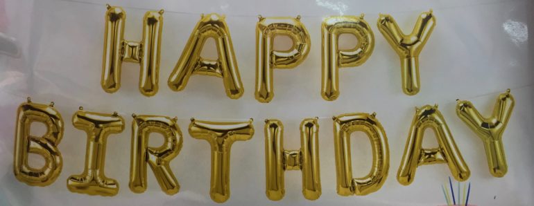 Schriftzug `HAPPY BIRTHDAY´ in goldenen Folienbuchstaben, 40 cm hoch, Luftfüllung