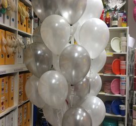 Luftballontraube aus Latexballons seidenglanz, hier in den Farben silber und weiß - für Hochzeiten, Geburtstage, etc.