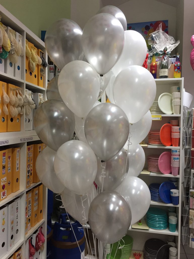 Luftballontraube aus Latexballons seidenglanz, hier in den Farben silber und weiß - für Hochzeiten, Geburtstage, etc.