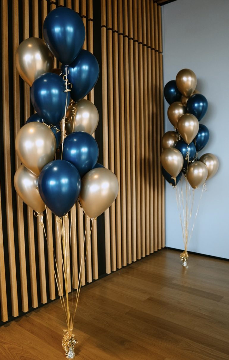 Ballontraube aus Latexballons in den Farben Gold/Midnightblue
