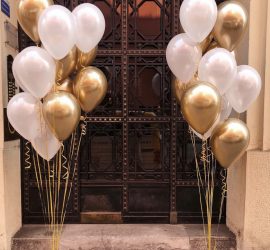 Ballontraube aus Latexballons in den Farben Gold und Weiss