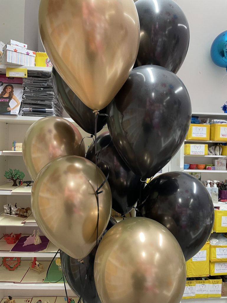 Ballontraube aus Latexballons in den Farben Schwarz/Gold