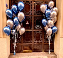 Ballontrauben in den Farben blau und silber