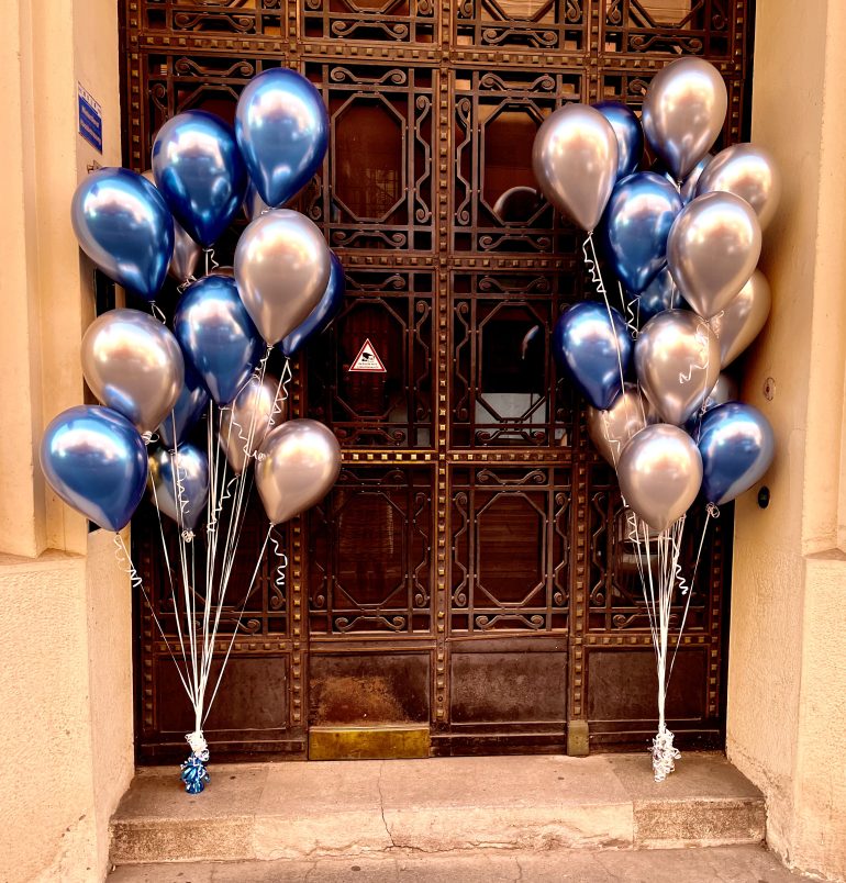 Ballontrauben in den Farben blau und silber