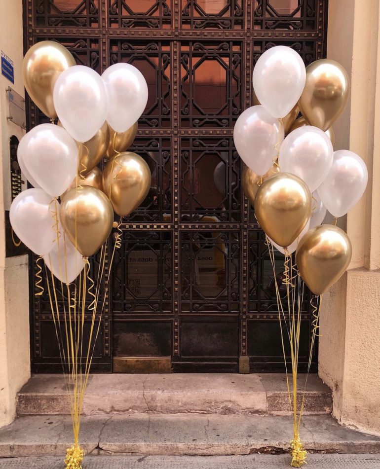 Ballontraube in den Farben gold und weiß