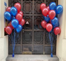 Ballontraube in den Farben blau und rot