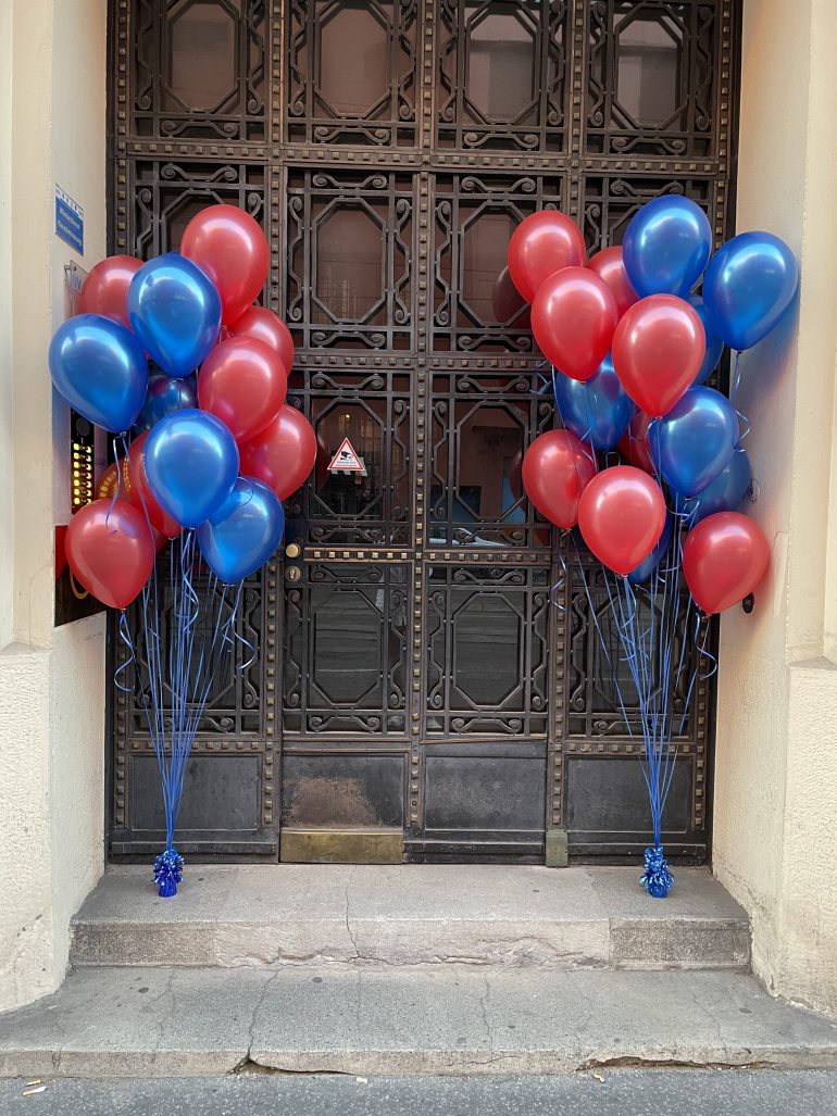 Ballontraube in den Farben blau und rot