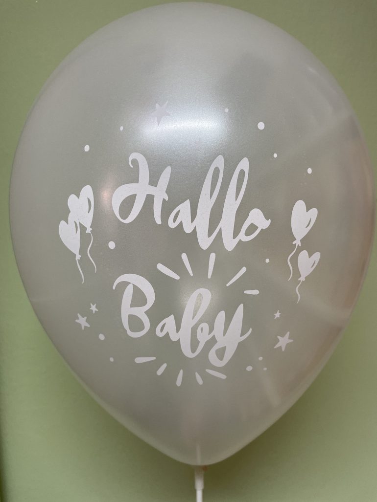 Latexballon Hallo Baby - hier in weiß seidenglanz, gibt es auch in rosa und hellblau. Geburt, Babyparty, Babyshower, Genderreveal, Welcome Baby