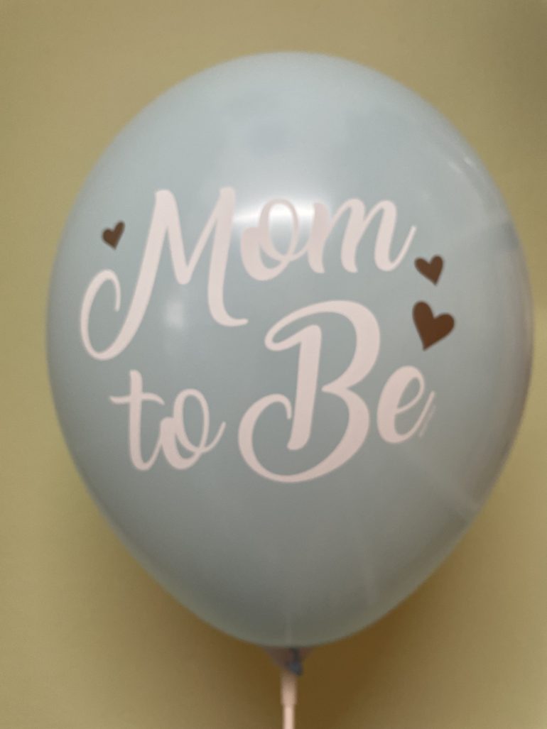 hellblauer Latexballon Mom to be - passend für die Babyparty, Gender reveal Party, für die werdende Mama