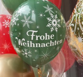 grüner Latexballons mit weißer Aufschrift: Frohe Weihnachten; Weihnachten, Christmas, Xmas, Advent