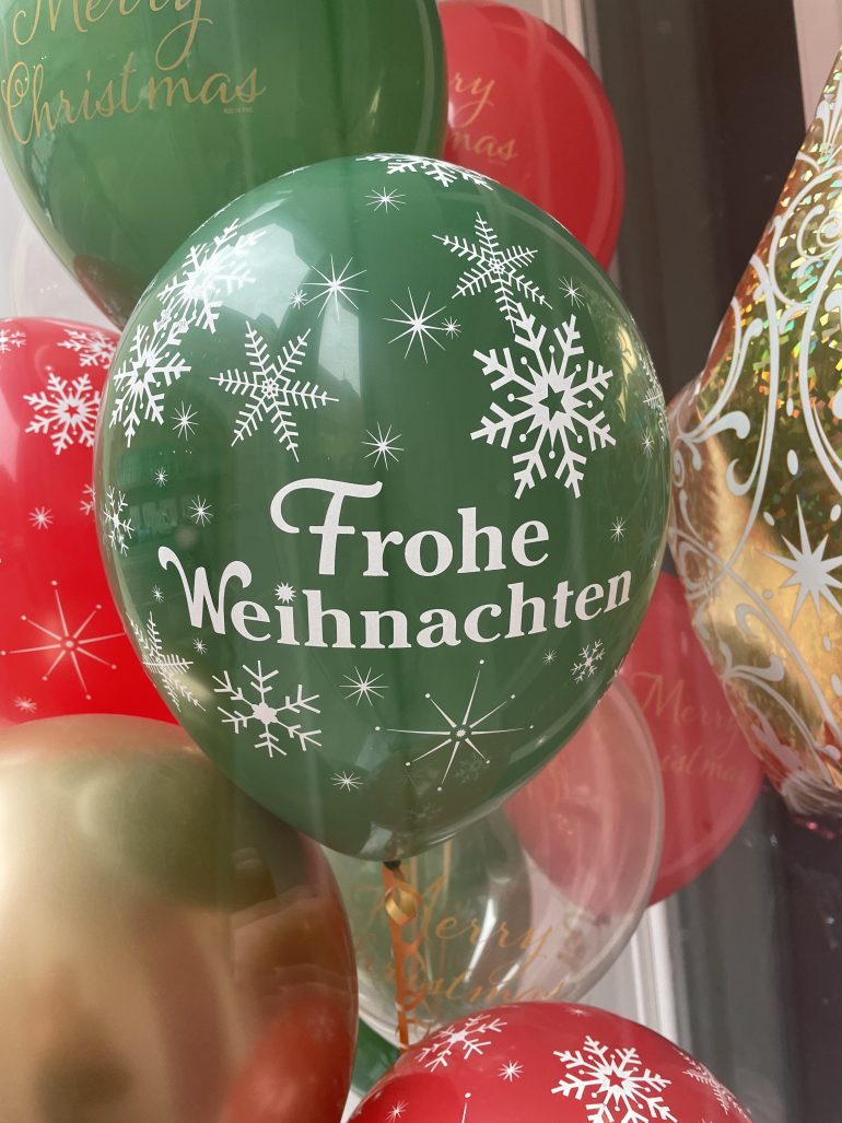 grüner Latexballons mit weißer Aufschrift: Frohe Weihnachten; Weihnachten, Christmas, Xmas, Advent