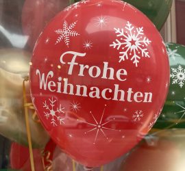 Frohe Weihnachten auf rotem Latexballon; Weihnachten, Christmas, Advent, Xmas