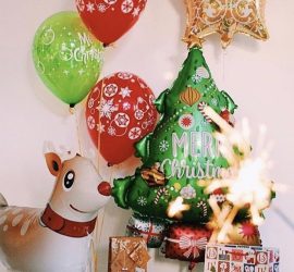 Weihnachtsdekoration bestehend aus: Airwalker Rentier, Stern, Christbaum, Latexballons; Weihnachten, Christmas, Advent, Xmas