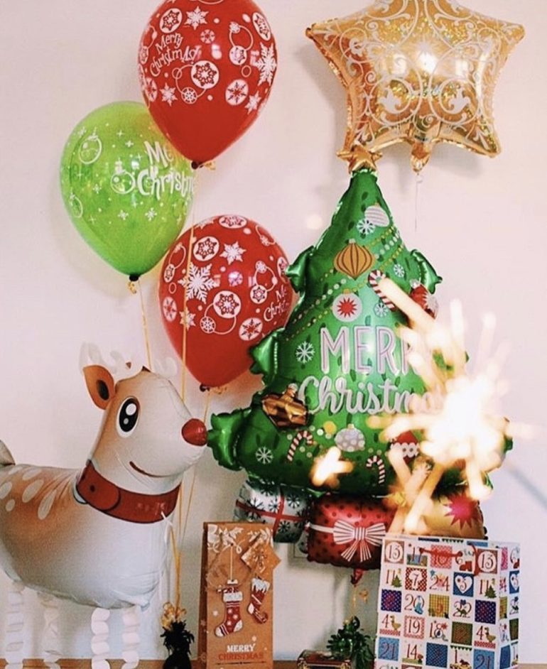 Weihnachtsdekoration bestehend aus: Airwalker Rentier, Stern, Christbaum, Latexballons; Weihnachten, Christmas, Advent, Xmas