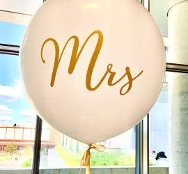 Riesiger Ballon Mrs - weiß mit goldener Aufschrift