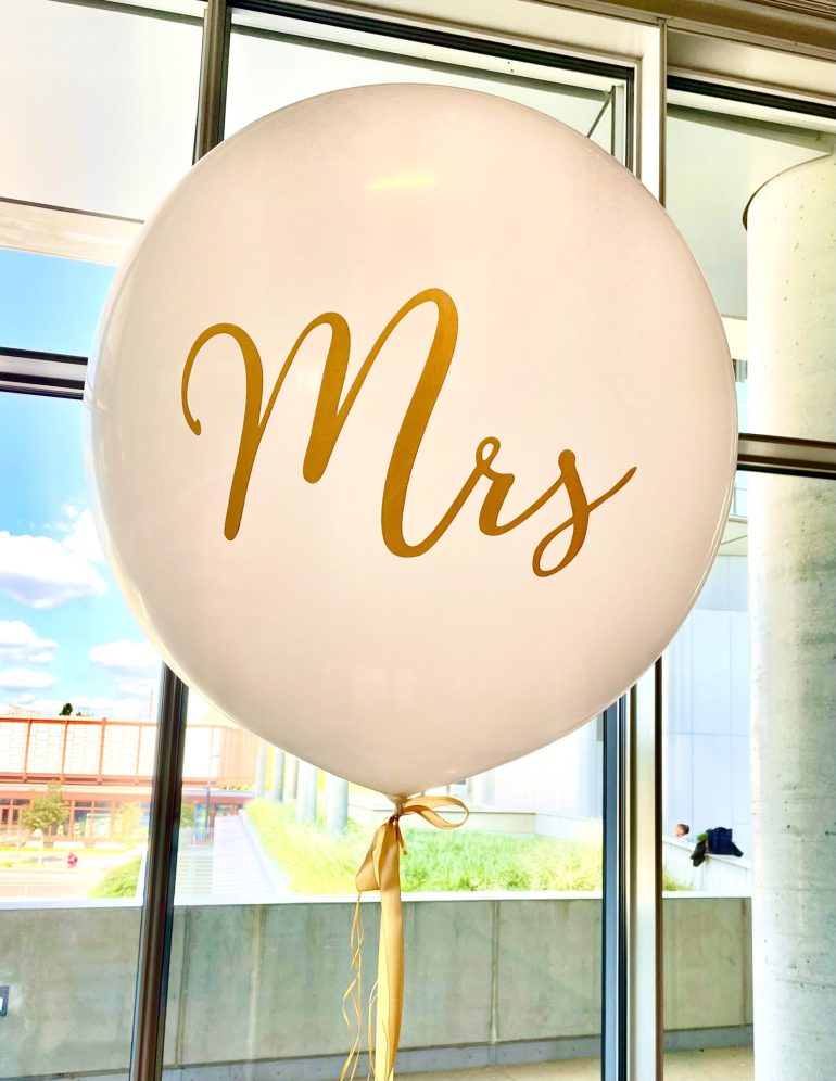 Riesiger Ballon Mrs - weiß mit goldener Aufschrift