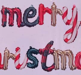 Schriftzug merry christmas - zwei Ballons die mit Luft gefüllt werden