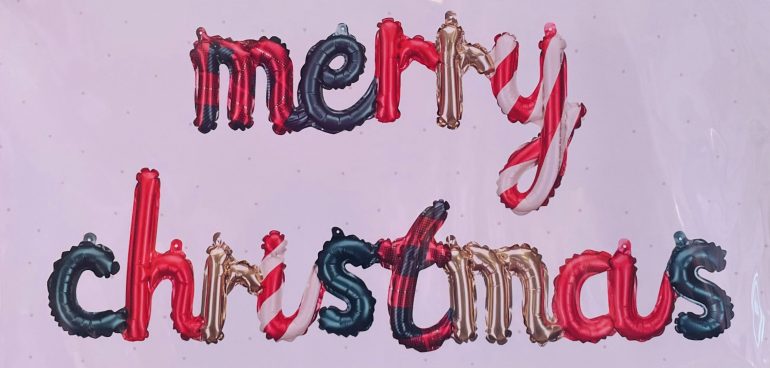 Schriftzug merry christmas - zwei Ballons die mit Luft gefüllt werden